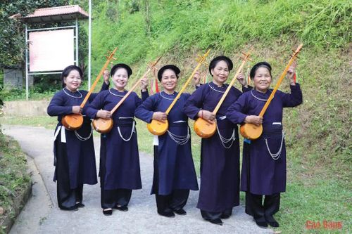 Năm chị em bà Hà Thị Dảy luôn dành tình yêu cho dân ca quê hương.