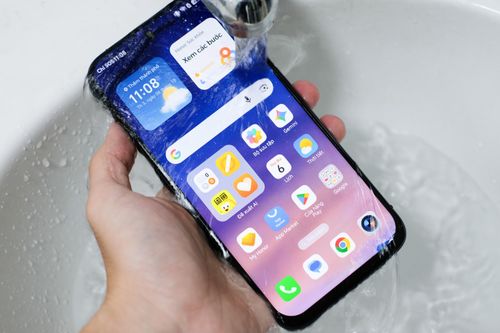 Bộ ba IP68, IP69 và IP69K giúp HONOR 600S đối phó với cả những lần vô tình đổ nước, gặp mưa lẫn dòng nước có áp lực mạnh.