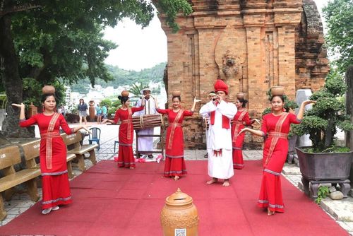 Tiếng kèn Saranai hòa cùng các điệu múa Chăm