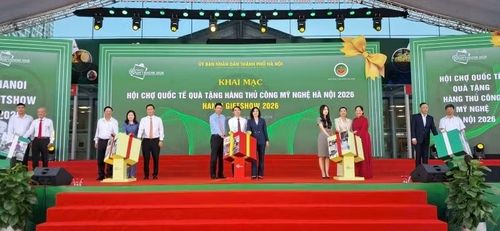 Các đại biểu thực hiện nghi thức khai mạc chương trình. (Ảnh: NGUYÊN TRANG)