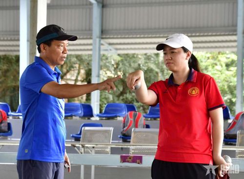 Huấn luyện viên Lâm Khải Vinh rèn kỹ thuật cho Nguyễn Thị Thúy Kiều trên sân tập.