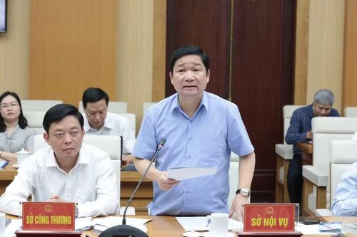 Ông Trần Văn Hòa, Phó Giám đốc Sở Nội vụ Phú Thọ thông tin tại buổi họp báo.