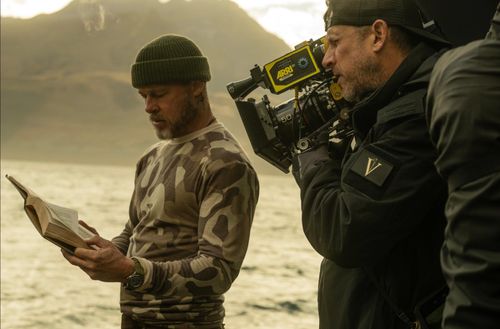 Brad Pitt trên phim trường với điều kiện thời tiết khắc nghiệt. 