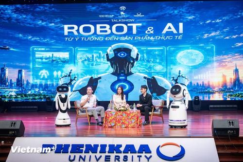 Qua Triển lãm và Toạ đàm song song, các bạn học sinh, sinh viên sẽ thấy robot không còn chỉ là một sản phẩm để ngắm nhìn. AI không còn là khái niệm xa xôi trên màn hình máy tính. Công nghệ trở thành thứ có thể chạm vào, đặt câu hỏi, thử nghiệm và tương tác. (Ảnh: Minh Sơn/Vietnam+)