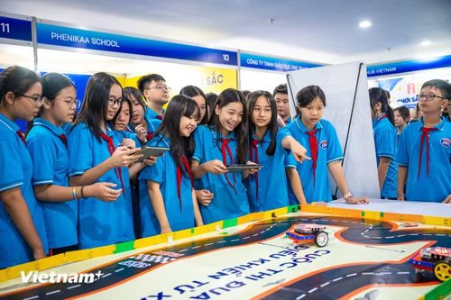 Robot công nghiệp tham gia dây chuyền sản xuất; robot dịch vụ thực hiện các tác vụ trong môi trường thực; AI hỗ trợ phân tích dữ liệu, quản lý, y tế, giáo dục, giao thông và nhiều lĩnh vực khác. (Ảnh: Minh Sơn/Vietnam+)