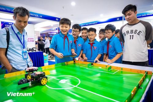 Sự đa dạng này tạo nên một không gian mà công nghệ đa giác quan. Đối với học sinh, đây cũng là cách đưa STEM ra khỏi phạm vi của sách giáo khoa. (Ảnh: Minh Sơn/Vietnam+)