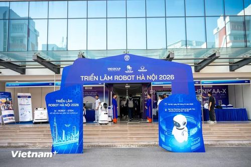 Sáng 8/10, tại Đại học Phenikaa, Triển lãm Robot Hà Nội 2026 chính thức diễn ra, đưa hàng loạt công nghệ robot, trí tuệ nhân tạo (AI), tự động hóa và các giải pháp công nghệ mới đến gần hơn với học sinh, sinh viên Thủ đô. (Ảnh: Minh Sơn/Vietnam+)