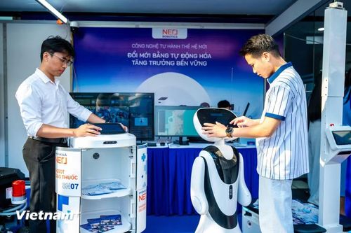 Điều đáng chú ý hơn cả ở Triển lãm Robot Hà Nội 2026 không nằm ở số lượng robot xuất hiện mà ở cách những công nghệ này được kết nối với thế hệ trẻ. Robot và AI đang nhanh chóng chuyển từ những công nghệ mang tính trình diễn sang các công cụ được ứng dụng trong sản xuất và đời sống. (Ảnh: Minh Sơn/Vietnam+)