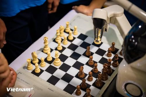 Mỗi khi học sinh đưa ra những nước đi, hệ thống robot sẽ phân tích thế trận và đưa ra phương án đáp trả. Khác với việc quan sát một mô hình robot vận hành theo chương trình định sẵn, tại đây các em được trực tiếp tương tác với một hệ thống có khả năng "suy nghĩ" và phản hồi theo diễn biến thực tế của ván đấu. (Ảnh: Minh Sơn/Vietnam+)