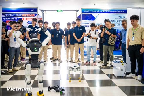 Các dòng robot hình người, robot bốn chân trình diễn khả năng vận động và tương tác, trong khi robot giải trí, robot lập trình STEM và robot chơi cờ mang đến những trải nghiệm gần gũi hơn với học sinh, sinh viên. (Ảnh: Minh Sơn/Vietnam+)
