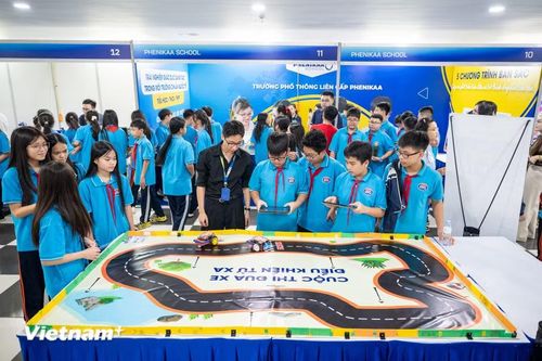 Mỗi học sinh, sinh viên tham gia Triển lãm có thể tiếp tục tìm hiểu về AI, lập trình, cơ khí, điện tử, điều khiển tự động hoặc khoa học dữ liệu trong tương lai. (Ảnh: Minh Sơn/Vietnam+)