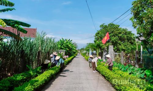 Hội viên phụ nữ xã Trường Phú chăm sóc đoạn đường hoa - Ảnh: N.H