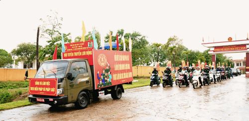 Lữ đoàn 683 và địa phương ra quân tuyên truyền lưu động, lan tỏa thông điệp sống và làm việc theo Hiến pháp và pháp luật. Ảnh: Nguyễn Lựu