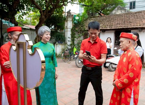 Người dân trải nghiệm quét mã QR tại di tích. Ảnh: Ngô Mến