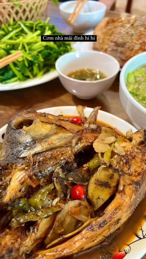 Điều khiến nhiều người chú ý là các món ăn khá gần gũi với bữa cơm của nhiều gia đình Việt: cá rán, cá kho, rau luộc, canh bí đỏ… Điều khiến nhiều người chú ý là các món ăn khá gần gũi với bữa cơm của nhiều gia đình Việt: cá rán, rau luộc, canh bí đỏ…