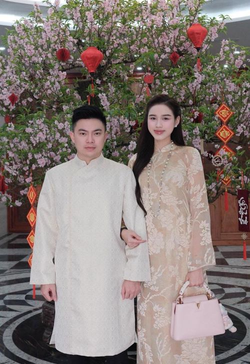 Giữa rất nhiều hình ảnh hào nhoáng của cuộc sống sau ánh đèn sân khấu, những mâm cơm nhà của Đỗ Thị Hà lại tạo được sự chú ý riêng. Bởi sau cùng, một căn bếp có thể không cần quá sang trọng, một bữa cơm cũng chẳng cần quá nhiều món, nhưng khi có người cùng ngồi xuống ăn và chia sẻ câu chuyện trong ngày, những điều bình thường ấy lại trở thành một phần rất đẹp của đời sống gia đình.