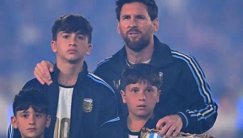 Thiago là người con đầu của Messi.