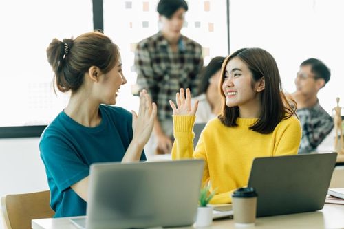 Những mối quan hệ ý nghĩa có thể góp phần tạo nên cảm giác hạnh phúc và hài lòng với cuộc sống. Ảnh: Vecteezy.