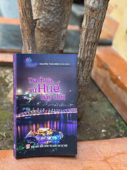  Dạ thưa, xứ Huế bây chừ do Nguyễn Thái Bình chủ biên, được NXB Chính trị quốc gia Sự thật xuất bản năm 2025. Ảnh: Binhbanbook. 