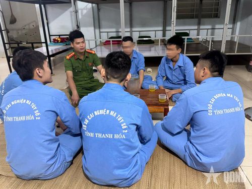 Cán bộ Cơ sở cai nghiện ma túy số 2 tỉnh Thanh Hóa trò chuyện, nắm bắt tâm tư học viên.
