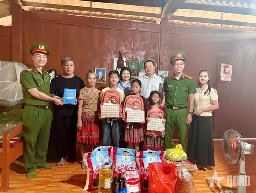 Cán bộ Cơ sở Cai nghiện ma túy số 2 tỉnh Thanh Hóa thăm hỏi, động viên các con của học viên Mùa A Thào.