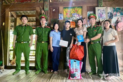Cán bộ Cơ sở Cai nghiện ma túy số 2 tỉnh Thanh Hóa thăm hỏi, trao quà hỗ trợ con trai học viên Phạm Bá Tỷ.