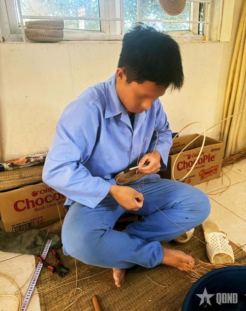 Mùa A Thào học nghề mây tre đan, chuẩn bị hành trang tái hòa nhập cộng đồng.