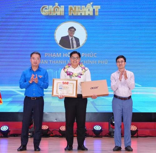 Bí thư T.Ư Đoàn Nguyễn Tường Lâm (trái) trao giải Nhất cho anh Phạm Hồng Phúc - Đoàn Thanh niên Chính phủ.