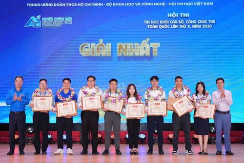 Bí thư T.Ư Đoàn Nguyễn Tường Lâm (trái) trao giải Nhất cho các cá nhân, nhóm xuất sắc.