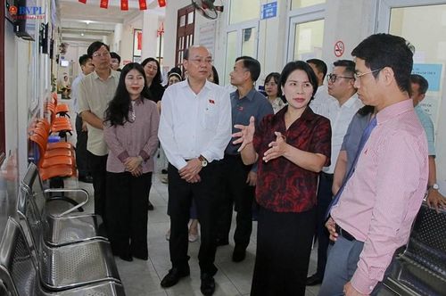 Đoàn giám sát chuyên đề của Ủy ban Dân nguyện và Giám sát do Phó Chủ nhiệm Ủy ban Trần Thị Nhị Hà làm Trưởng đoàn đã làm việc với UBND phường Cầu Giấy (TP. Hà Nội) và Đoàn đã khảo sát thực tế cơ sở vật chất và hoạt động khám, chữa bệnh tại Phòng khám đa khoa Cầu Giấy.