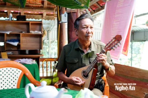 Phút nghỉ ngơi thư giãn của Bí thư Chi bộ bản Cươm Lộc Văn Lâm. Ảnh: T.P