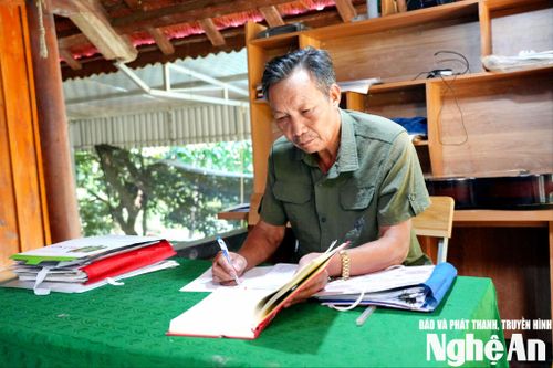 Góc làm việc tại nhà của Bí thư Chi bộ bản Cươm Lộc Văn Lâm. Ảnh: T.P