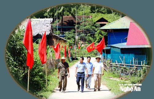 Con đường dẫn vào bản Cươm, xã Hùng Chân. Ảnh: K.L
