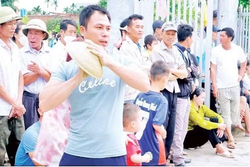 Trò chơi pháo đất tại xã Bắc Đông Hưng. (Ảnh: Báo Hưng Yên)