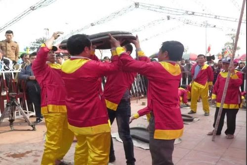 "Pháo thuyền" tại lễ hội Đền Trần, tỉnh Hưng Yên có sự khác biệt về cách chơi so với "pháo nồi" tại xã Bắc Đông Hưng. (Ảnh: Xuân Tiến/TTXVN)