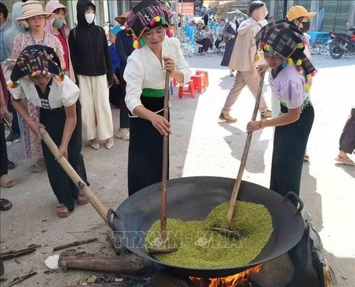 Các đội thi bắt đầu rang lúa.