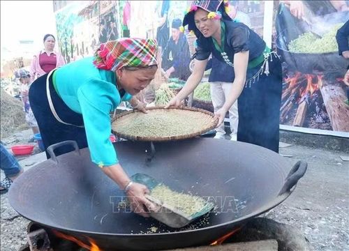 Một mẻ lúa Co Giàng rang xong chuẩn bị cho vào cối để giã.