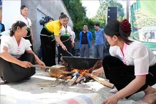 Các đội thi đun lửa rang lúa.