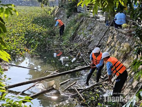 Khơi thông dòng chảy các cửa thoát nước. Ảnh: Lan Anh