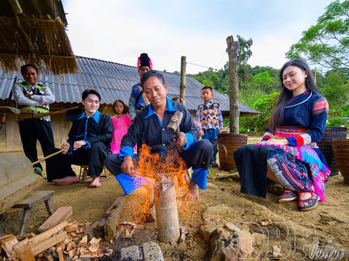 Trang phục truyền thống, nghề thủ công các phong tục, tập quán tốt đẹp kết tinh thành giá trị văn hóa người Mông. Ảnh: Mai Giáp