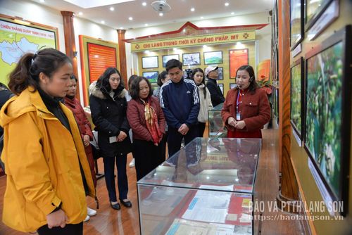 Thuyết minh viên Nhà Trưng bày Chiến thắng Chi Lăng giới thiệu các hiện vật, tài liệu về đất và người Chi Lăng