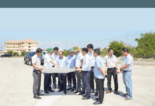 Ủy viên Ban Chấp hành Trung ương Đảng, Phó Bí thư Tỉnh ủy, Chủ tịch UBND tỉnh Hồ Văn Mười kiểm tra dự án Đường ven biển vào tháng 4/2026