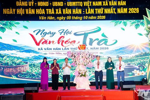 Các đồng chí lãnh đạo tỉnh chúc mừng Ngày hội Văn hóa trà xã Văn Hán lần thứ nhất năm 2026. 