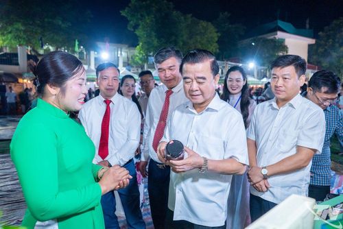 Đồng chí Đỗ Đức Công tham quan gian hàng tại Ngày hội.