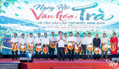 Đồng chí Đỗ Đức Công trao giải Hội thi "Hái nắng nương xanh - Hương trà Văn Hán" cho các đội đạt thành tích xuất sắc.