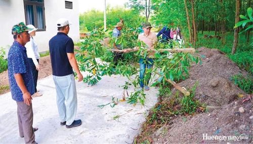 Người dân TDP Thủy Phương 6 cùng chung tay hiến đất mở đường. Ảnh: Hội LHPN phường Thanh Thủy