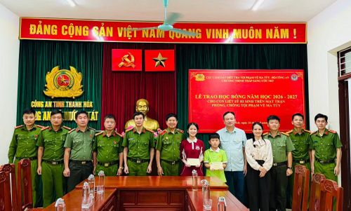 Thiếu tướng Vũ Hùng Vương, nguyên Cục trưởng Cục Cảnh sát điều tra tội phạm về ma túy, nguyên Phó Tổng cục trưởng Tổng cục Cảnh sát, Phó Chủ tịch Thường trực Hội Cựu CAND Việt Nam cùng Công an tỉnh Thanh Hoá trao học bổng cho 2 cháu Vi Ngân Thương, Vi Việt Dũng năm học 2026-2027.