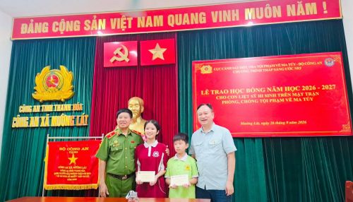 Hai cháu Vi Ngân Thương, Vi Việt Dũng là con của liệt sĩ Vi Văn Luân nhận học bổng "Thắp sáng ước mơ”.