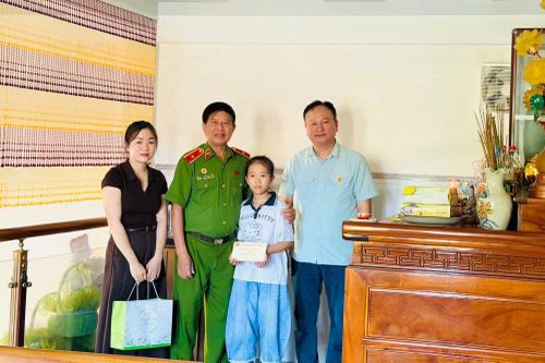 Đoàn công tác Cục Cảnh sát điều tra tội phạm về ma túy trao học bổng cho con liệt sĩ CAND hy sinh trên mặt trận đấu tranh chống tội phạm về ma túy.