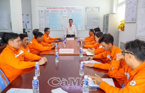 Điện lực Năm Căn khẩn trương triển khai thanh toán tiền điện không dùng tiền mặt theo lộ trình chuyển đổi số.